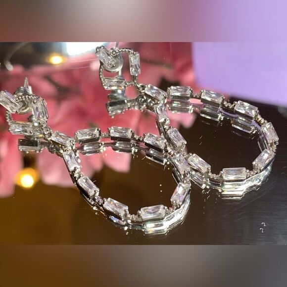 Silver costume rhinestone teardrop earrings 1.5 in long .5 in wide. - Picture 3 of 4